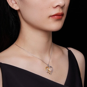 Elegante ciondolo a cuore in argento S925 con motivo girasole e pietre su una modella