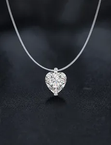 Macrodetail van hartvormige moissanite hanger met 58 facetten en 3EX-slijpvorm op draad