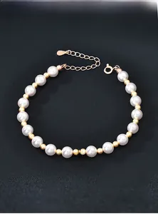 Dettaglio del bracciale di perle in argento S925 con sfere dorate e ciondolo di cristallo