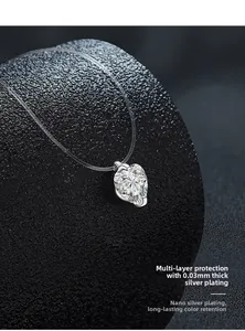 Macro-opname van hartvormige moissanite hanger aan transparante vislijn met zilveren plating