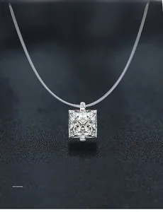 Vue macro d'un pendentif en moissanite taille princesse sur une ligne de pêche invisible