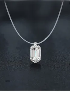 Détail macro du pendentif moissanite taille émeraude avec 58 facettes de précision 3EX