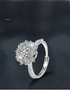 Vue macro d'une bague tournesol en argent 925 avec moissanite et anneau réglable