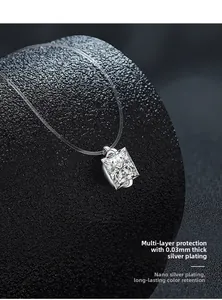Vue macro du pendentif taille princesse avec placage argent 0,03mm sur fil invisible