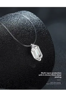 Détail du pendentif moissanite taille émeraude avec placage nano argent de 0,03 mm