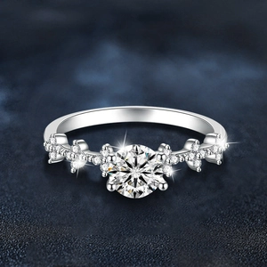 Anello a corona in argento S925 con moissanite rotonda e pietre laterali su sfondo blu