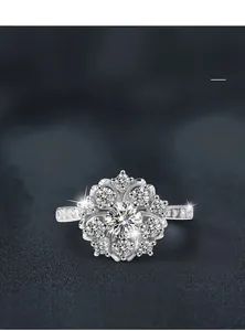 Macro d'une bague en argent S925 avec cluster de moissanite et diamants micro-pave