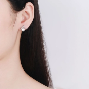 Elegant S925 sterling silver freshwater pearl earrings with sparkling moissanite stones