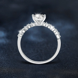 Elegante anello a corona in argento S925 con moissanite a quattro griffe e decori