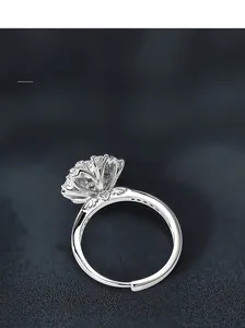 Détail d'une bague fleur en argent S925 avec découpe en cœur et sertissage pavé