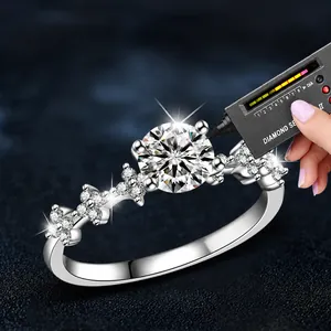 Tester per diamanti che controlla la moissanite su un anello a corona in argento S925