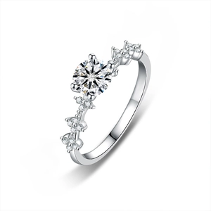 Anello a corona in argento s925 con moissanite e dettagli floreali su fondo bianco