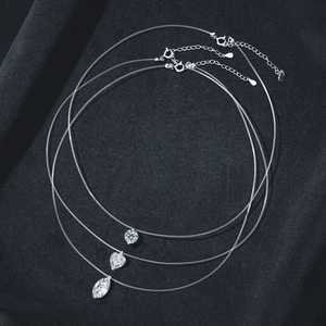 Lot de trois colliers invisibles en nylon avec pendentifs moissanite étincelants