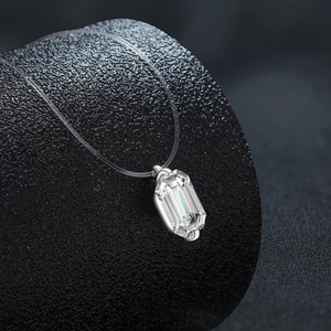 Collier minimaliste en argent S925 avec moissanite taille émeraude sur fil invisible