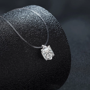 Collier sirène en argent S925 avec pendentif moissanite carré sur fil de nylon invisible