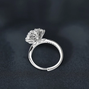 Bague ajustable en argent S925 avec cluster de moissanite couronne et détails de cœur