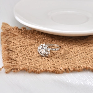 Bague fleur en argent S925 et moissanite avec un anneau ouvert réglable élégant