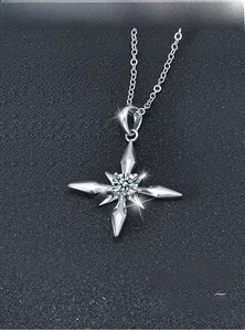 Détail macro du pendentif étoile du nord en argent S925 avec pierre de moissanite