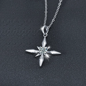 Collier étoile à quatre branches en argent S925 avec moissanite sur fond texturé