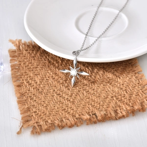 Élégant collier étoile en argent 925 avec moissanite sur tissu de lin rustique