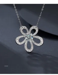 Détail du pendentif fleur S925 en argent avec moissanite taille 3EX et 58 facettes