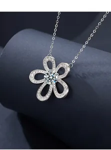 Détail macro du pendentif tournesol en argent S925 avec amas de diamants scintillants