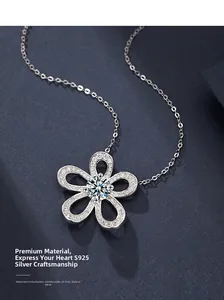 Détail du pendentif fleur de soleil en argent S925 orné de pierres de moissanite