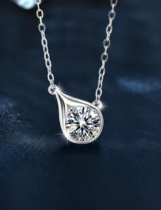 Detailopname van 3EX moissanite waterdruppel hanger in S925 sterling zilveren zetting