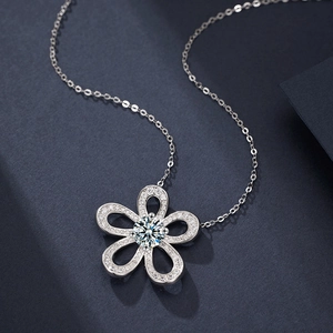 Collier tournesol étincelant en argent sterling S925 avec pétales en moissanite