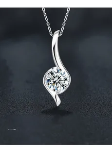Makroaufnahme der S925 Silber Moissanit-Halskette mit S-Kurven-Design und 3EX-Schliff-Stein