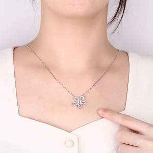 Collier pendentif fleur en argent sterling S925 avec moissanite brillante sur un mannequin