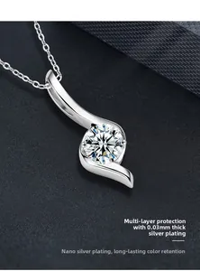 Makro-Detail des S925 Silber Moissanit-Anhängers mit S-Form Wirbel und hellem Hauptstein