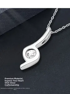 Makroaufnahme einer S925 Silberhalskette mit einem runden Moissanit-Anhänger im Brillantschliff