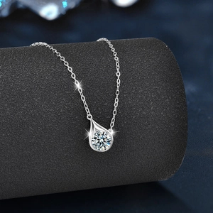 Elegante S925 sterling zilveren waterdruppel ketting met een schitterende moissanite hanger