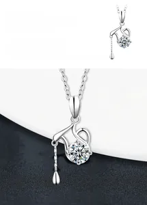 Détail du collier Verseau en argent S925 avec une pierre de moissanite ronde