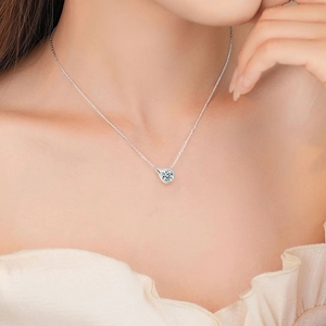 Elegante S925 sterling zilveren waterdruppel moissanite ketting gedragen door model