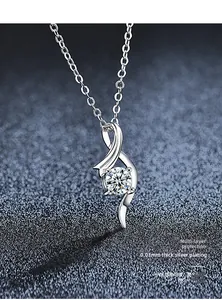 Details des gedrehten S925 Silber Moissanit-Anhängers mit Mehrschichtplattierung und Politur