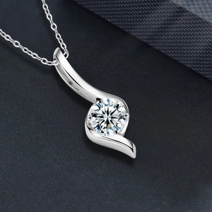 Elegante S925 Sterling Silber Halskette mit brillantem Moissanit-Anhänger im Band-Design