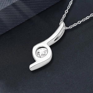 Eleganter S925 Sterlingsilber Notenanhänger mit Moissanit Stein auf dunklem Lederhintergrund