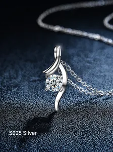 Makroaufnahme des S925 Sterling Silber Anhängers mit rundem Brillanten Moissanit