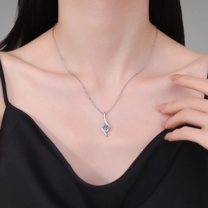 Luxuriöse S925 Sterlingsilber Moissanit Halskette mit elegantem gedrehtem Anhänger für Damen
