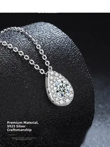 Makroaufnahme der S925 Sterlingsilber Tropfenkette mit rundem Moissanit-Anhänger