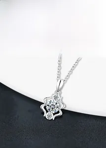 Gros plan détaillé du pendentif Gémeaux en argent S925 avec pierres de moissanite brillantes