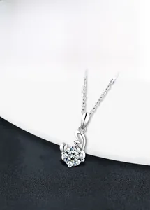 Gros plan du collier zodiaque Cancer en argent S925 orné d'une moissanite étincelante