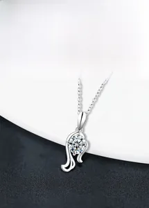 Détail du collier Vierge en argent S925 avec un pendentif orné d'une moissanite