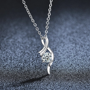 S925 Sterling Silber Moissanit Halskette mit gedrehtem vierzackigem Anhänger auf Sternhintergrund