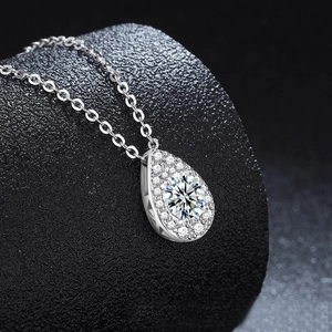 Moissanit S925 Sterling Silber Tropfen Halskette mit Birnenanhänger auf schwarzem Hintergrund