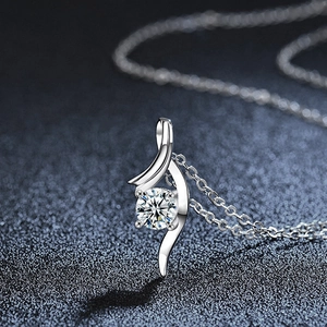 Elegante Halskette aus S925 Sterlingsilber mit Moissanit und gedrehtem Anhänger Design
