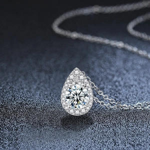 Elegante 925er Silberhalskette mit Tropfen-Moissanit-Anhänger auf grauem Hintergrund