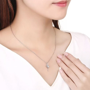 S925 Sterling Silber Moissanit-Halskette mit gedrehtem Anhänger an einem Damenmodell